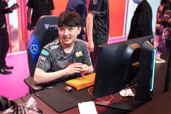 中韩对抗赛揭幕《英雄联盟》S15总决赛精彩开战